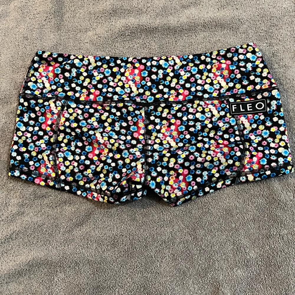Flower Fleo shorts. Size Large.